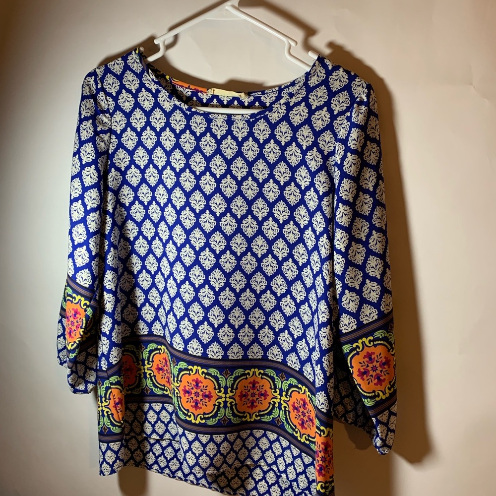 Pixi + Ivy Blue and White Great Patterned Women's Top. M. Longer in Back